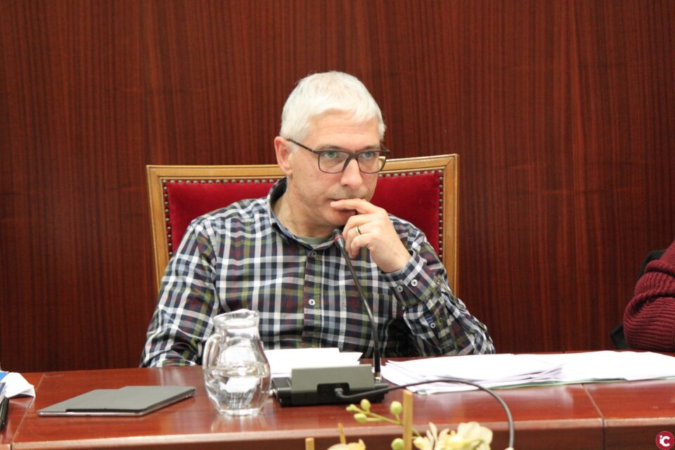 El alcalde asegura que aceptará el dictamen de los informes sobre la posible pérdida de su retribucion al pasar a ostentar la condición de miembro no adscrito en la corporación