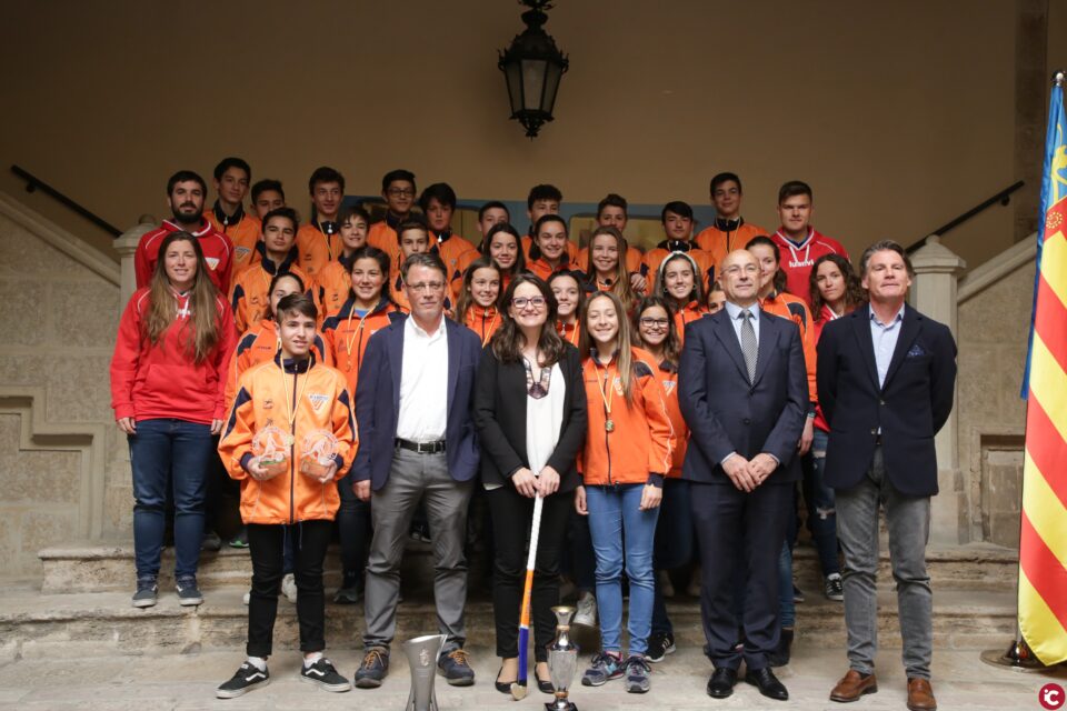 Oltra rep les jugadores i els jugadors de les seleccions Sub-14 d'hoquei de la Comunitat Valenciana