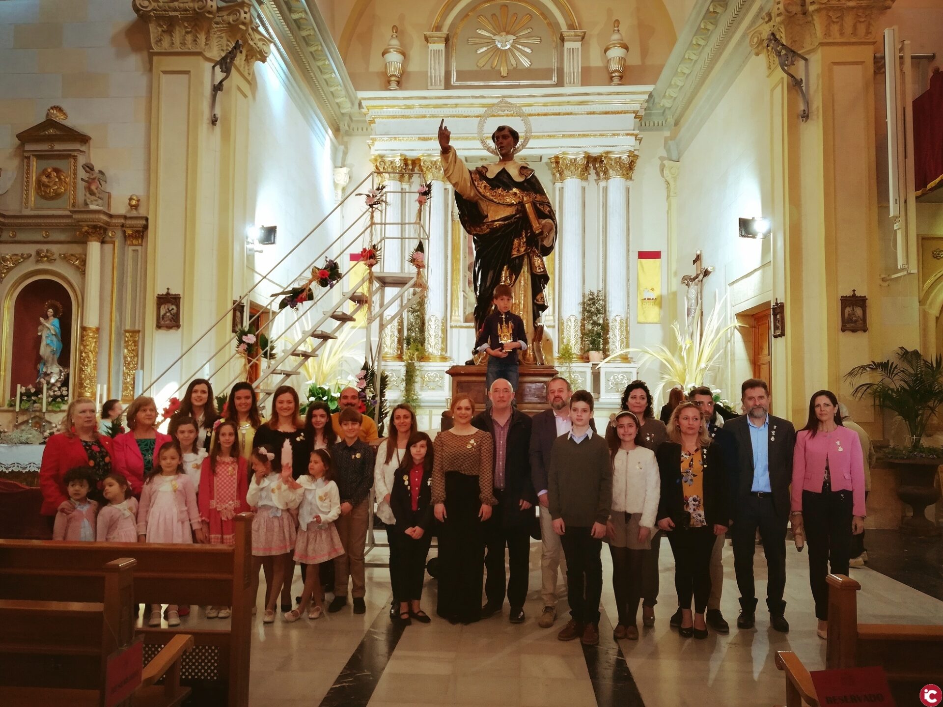 Multitudinaria asistencia a la tradicional bajada del Patrón en la Iglesia  de San Vicente - Actualitat de l´Alt Vinalopó, el Vinalopó Mitjà, l´Alcoià,  El Comtat i l´Alacantí