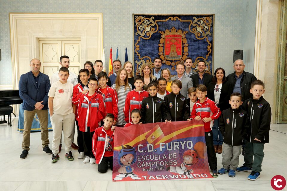 El Ayuntamiento de Alicante recibe a los campeones del Open Internacional de España de Taekwondo