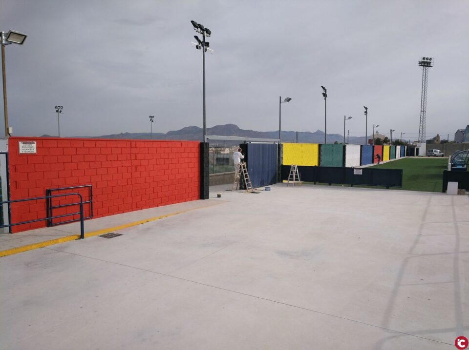 Deportes realiza trabajos de mejora en la pintura de sus instalaciones