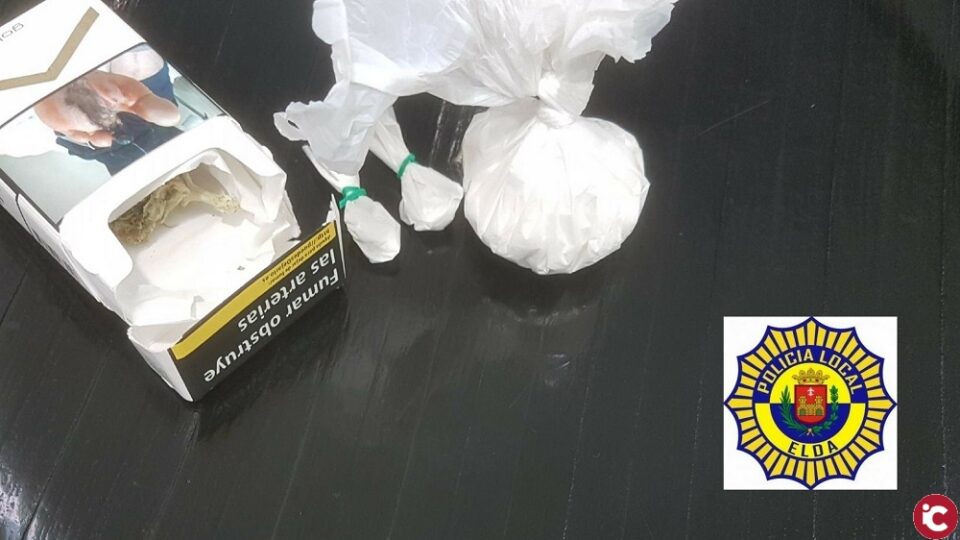 La Policía local detiene a dos jóvenes tras una persecución por el centro de la ciudad y les incauta 22