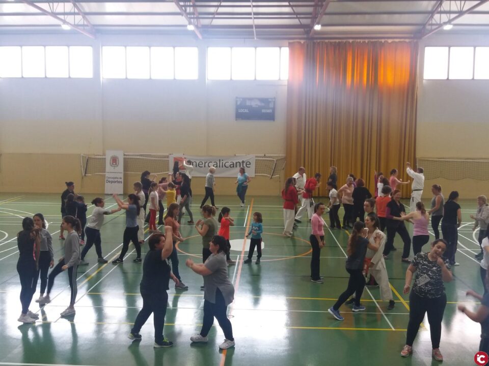 La concejalía de Deportes del Ayuntamiento de Alicante organiza una nueva edición del Taller de Defensa Personal con más de 100 inscritas
