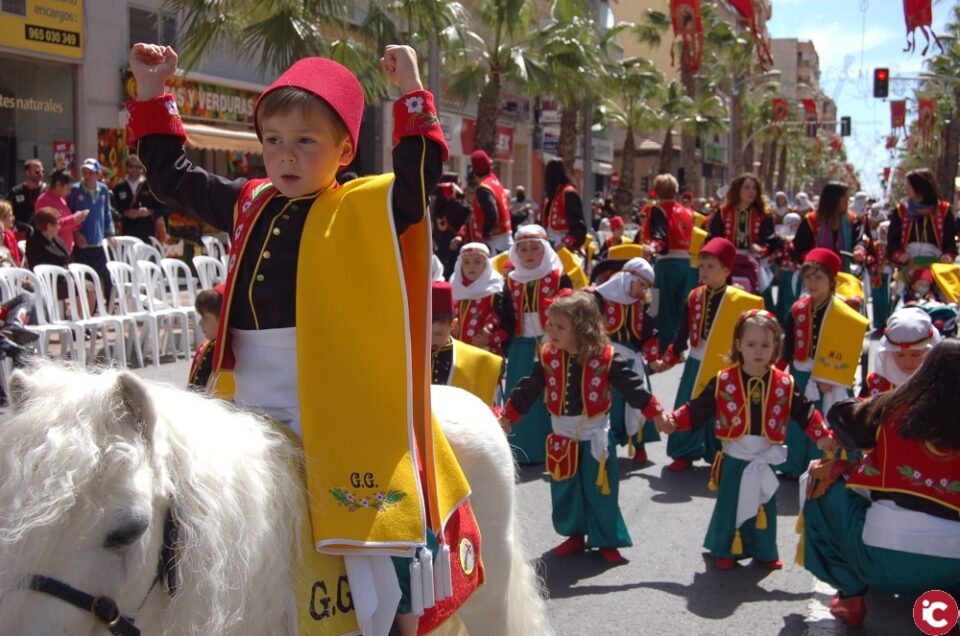 El futuro de las fiestas de Sant Vicent brilla en un colorido desfile