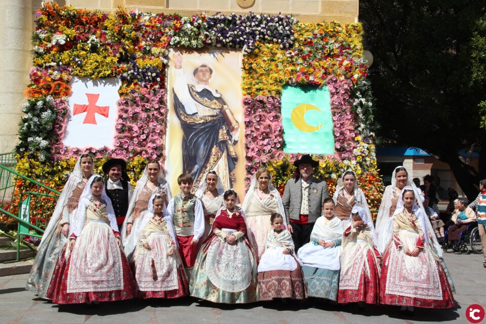 Multitudinaria ofrenda al Patrón en el día de la apertura oficial del Año Santo Jubilar