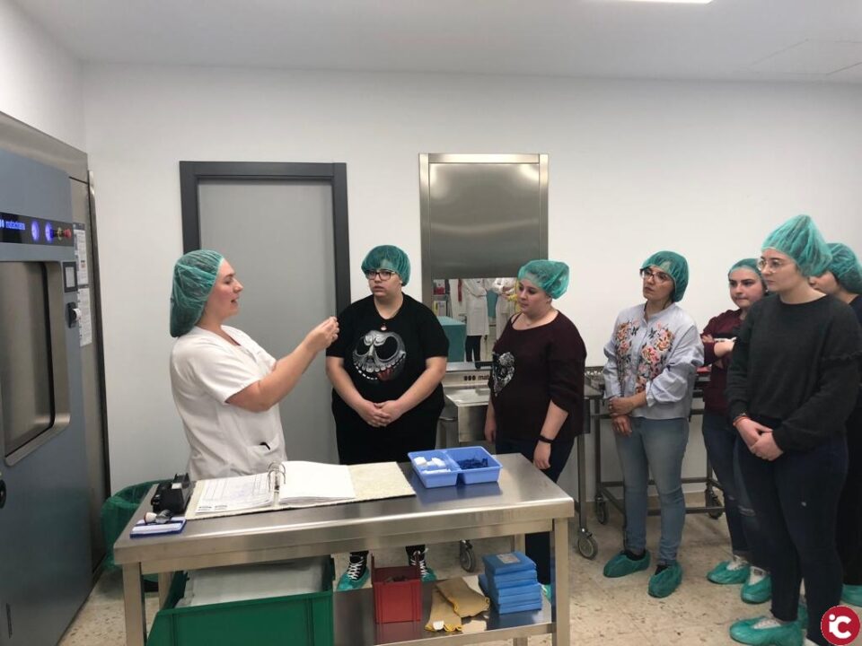 Durante la mañana del martes 10 de abril alumnos del CIPFP Valle de Elda de primer curso del ciclo de Atención a Personas en Situación de Dependencia