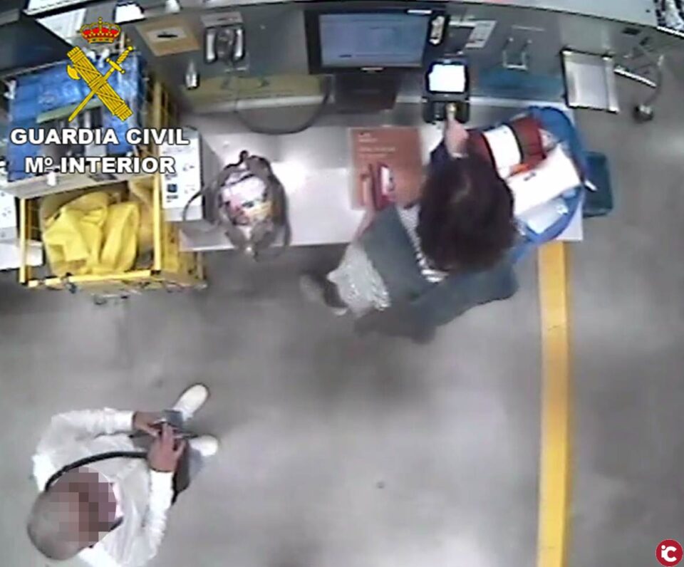 La Guardia Civil desmantela en Alicante una organización criminal que sustraía tarjetas de crédito tras obtener el número secreto