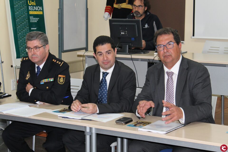 Aquest migdia ha tingut lloc a la seu de la Policia Local dAlcoi la Junta Local de Seguretat de cara a la celebració de les properes festes de Moros i Cristians.