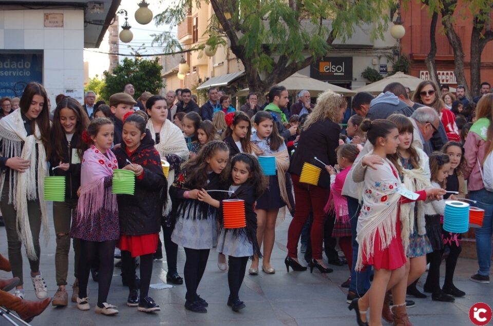 Los niños garantizan la tradición del popular Baile del Farol
