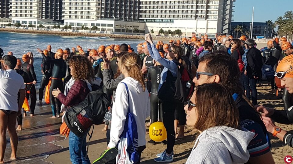 Alicante celebra la IX Travesía Solidaria a Nado de Santa Faz con 350 nadadores