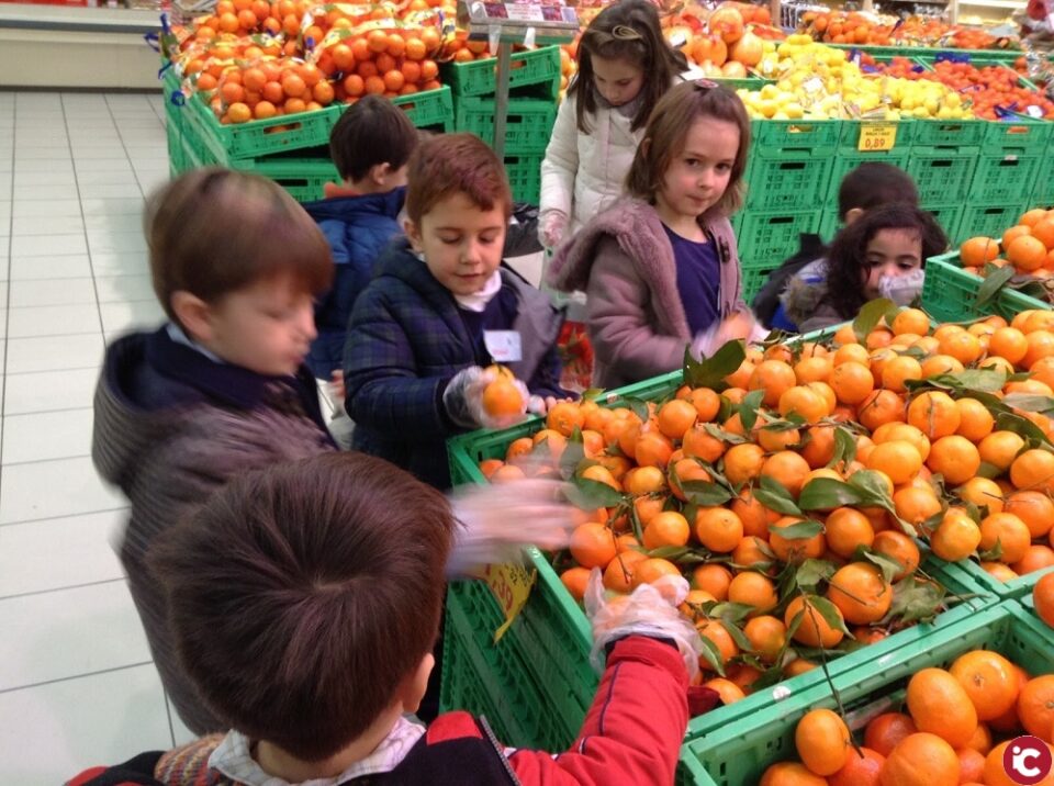 Cuatrocientos escolares participan en la actividad Mercacoles que organiza la concejalía de Comercio