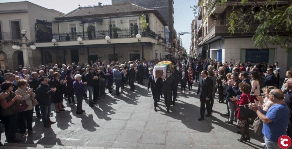 Multitudinario y emotivo adiós a Luisa Pastor