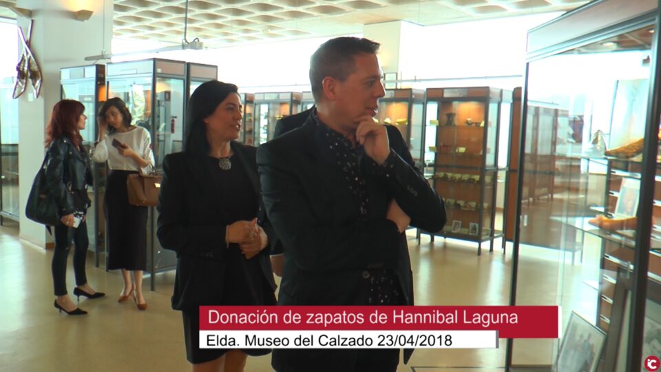 Hannibal Laguna dona unos zapatos al Museo del Calzado con los que visitó los cinco continentes