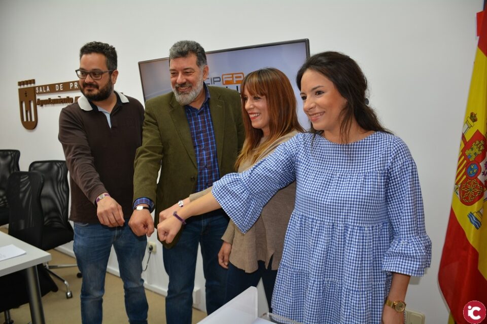 Las alumnas del Ciclo Superior de Promoción e Igualdad de Género del Valle de Elda crean y venden pulseras para dar una beca a un alumno para el próximo curso