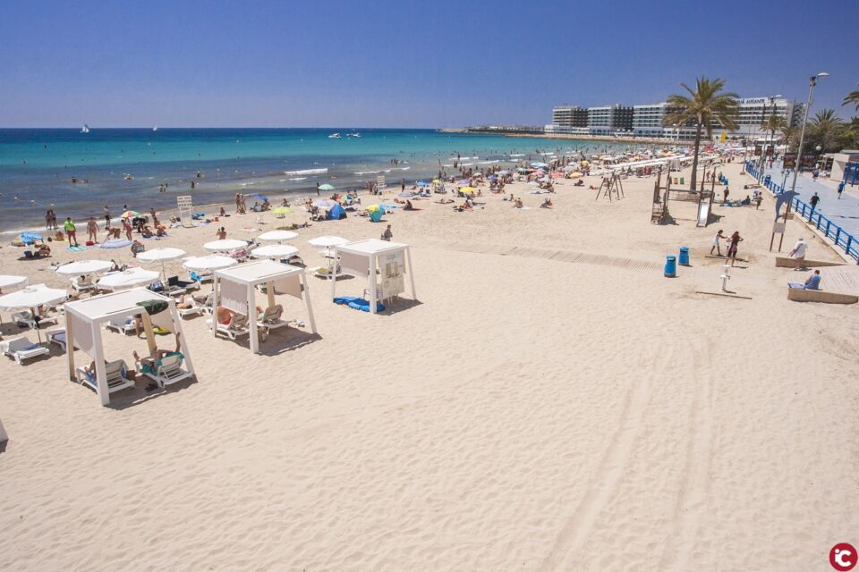 Mari Carmen de España confirma que las playas de Alicante contarán toda la temporada con salvamento y socorrismo