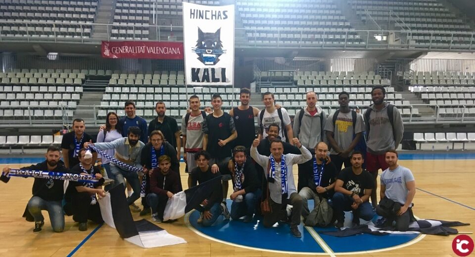 La Peña Kali Nord visita por sorpresa al HLA Alicante para animarle de cara al play-off
