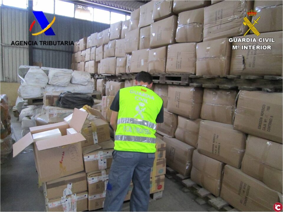 La Guardia Civil y la Agencia Tributaria detectan un envío de 700 gafas falsificadas ocultas entre otras 3 500 unidades originales