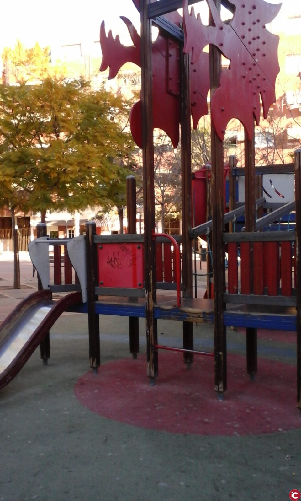 El Ayuntamiento de Alicante renueva la zona de juegos de la Plaza Florida-Portazgo