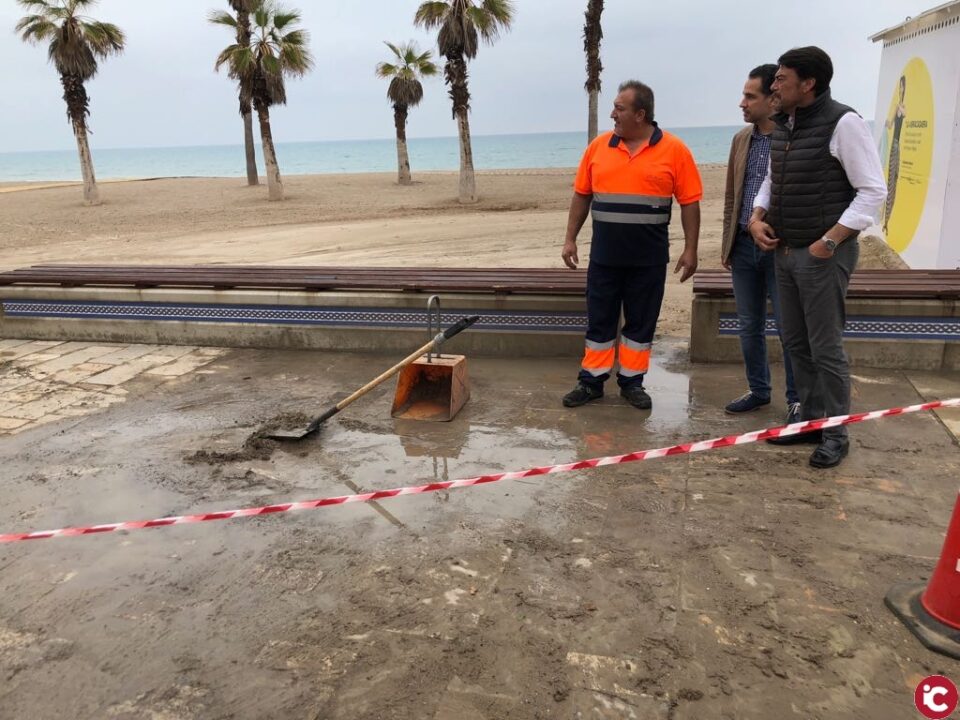 El Ayuntamiento de Alicante despliega el mayor dispositivo en años para acondicionar en tiempo récord las playas afectadas por la tormenta del viernes