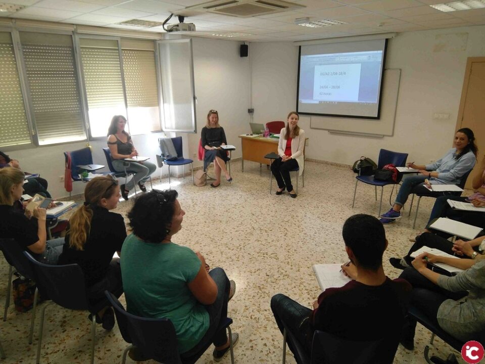 El Ayuntamiento de Alicante comienza la celebración de las clases de formación permanente para personas migradas con más de trescientos inscritos