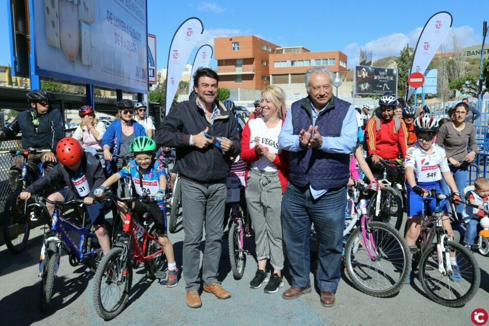 Más de un millar de personas pedalean en Alicante por el cáncer en la VII edición del Día de la Bici