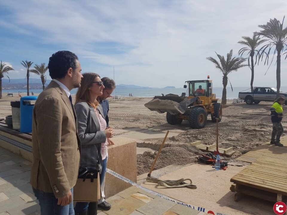 Los ediles Mari Carmen de España e Israel Cortes supervisan los trabajos de reparación de la parte de la playa de San Juan dañada por las lluvias del viernes