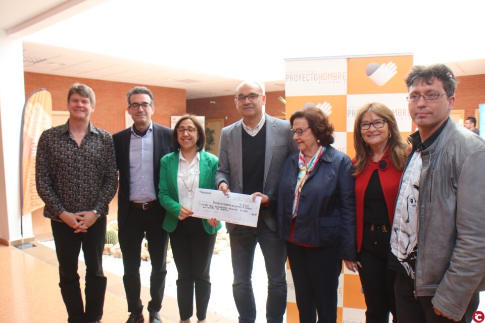 La Universitat d'Alacant lliura la recaptació del concert solidari de l'OFUA a Proyecto Hombre