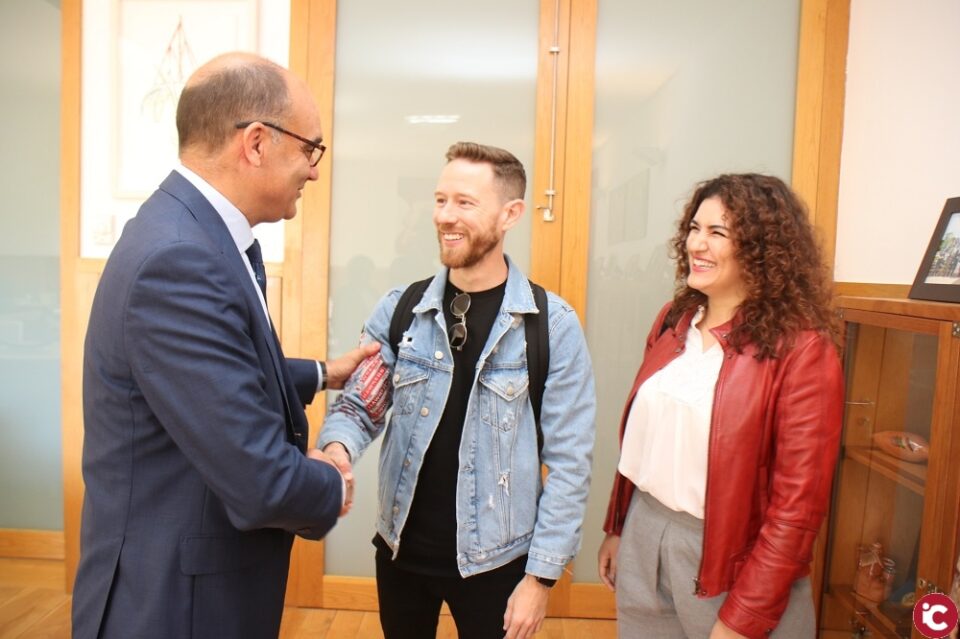 La Universidad de Alicante y Hawkers sellan un acuerdo de colaboración