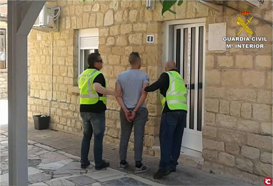 La Guardia Civil detiene en Novelda a los autores de un robo con intimidación en una vivienda de La Romana