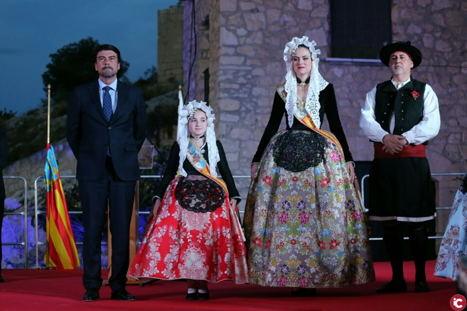 El alcalde de Alicante recibe a las candidatas adultas e infantiles en el Castillo de Santa Bárbara