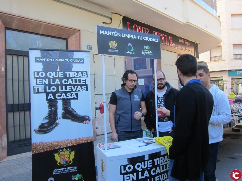 Puntos de información en el mercadillo refuerzan la campaña de concienciación medioambietal Lo que tiras en la calle te lo llevas a casa