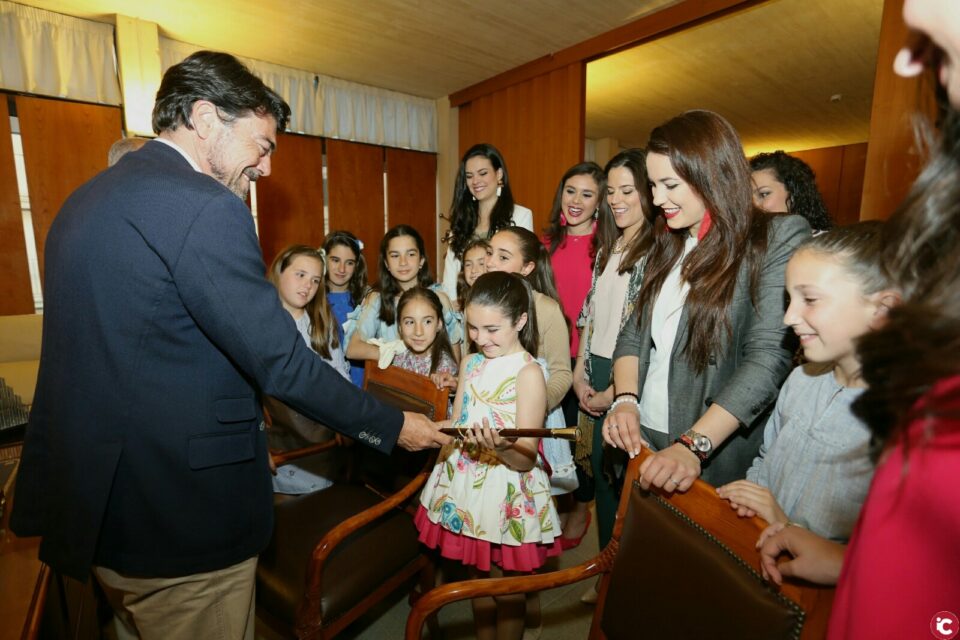 El alcalde de Alicante recibe en el Salón Azul a las Bellea del Foc