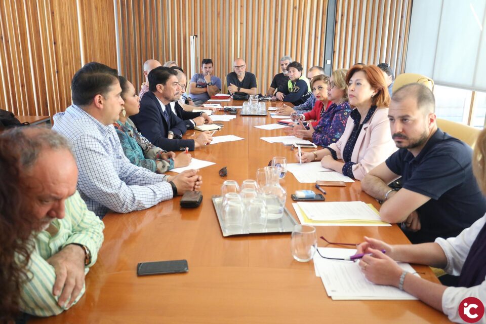 El Alcalde de Alicante se reúne con representantes de los colectivos que ejercían su derecho a la manifestación en la plaza del Ayuntamiento el pasado sábado