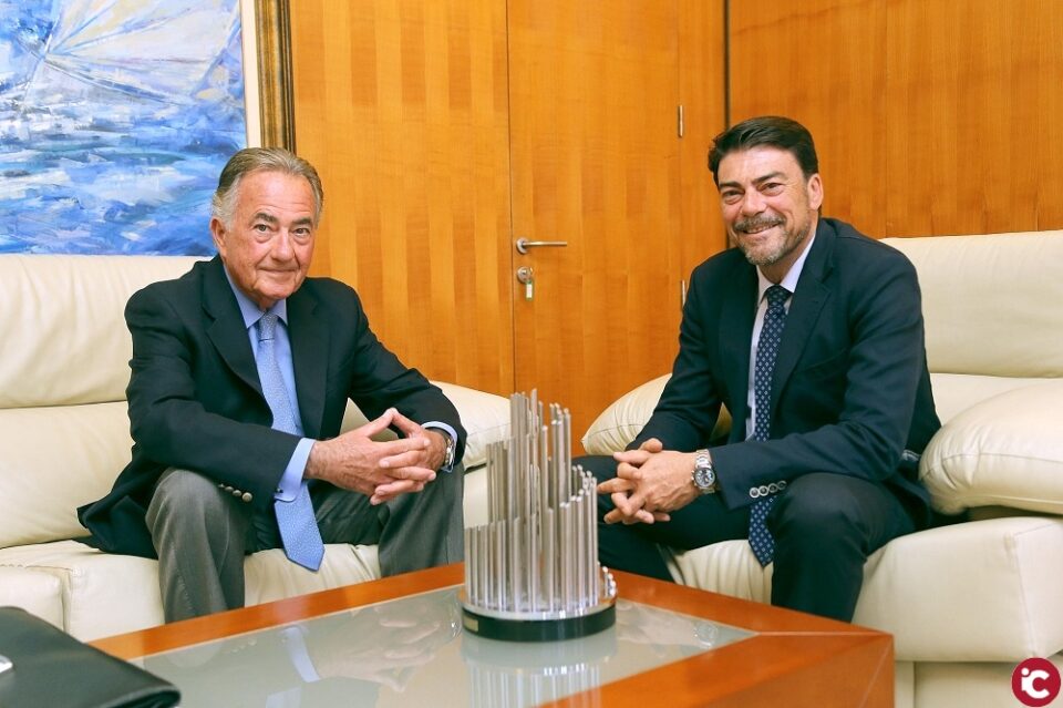Luis Barcala recibe al presidente de la Cámara de Comercio de Alicante Juan Riera en el Ayuntamiento de Alicante