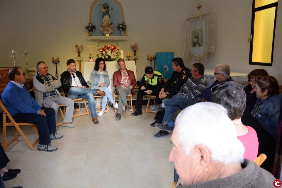 Responsables municipales celebran una reunión con los vecinos de la pedanía de Caballusa