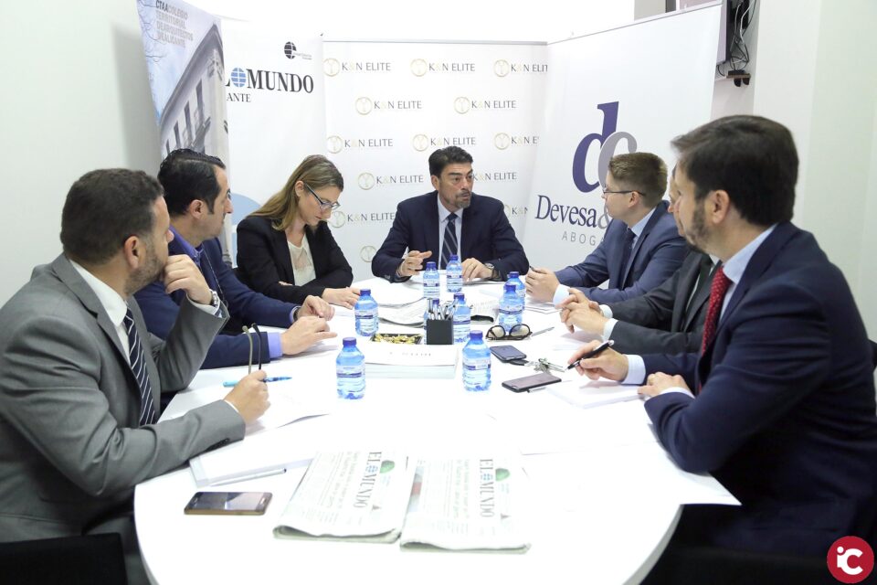 El alcalde de Alicante asiste al foro sobre turismo residencial