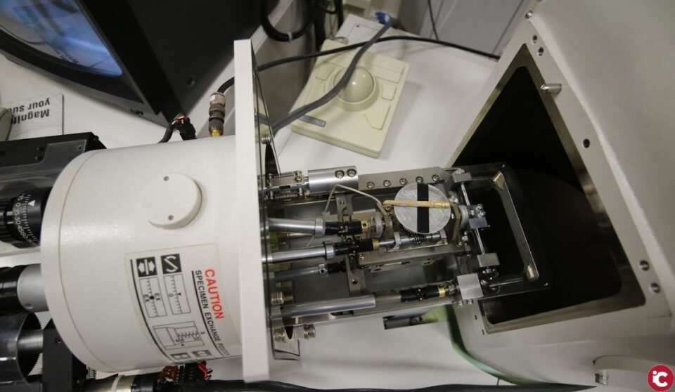 Investigadores de la Universidad de Alicante en La Alcudia de Elche hallan una aguja de pelo con decoración de oro en las termas orientales