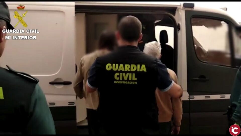 La Guardia Civil desmantela una red de falsificación de recetas y tráfico de drogas deteniendo a 10 personas en Alicante y Murcia.
