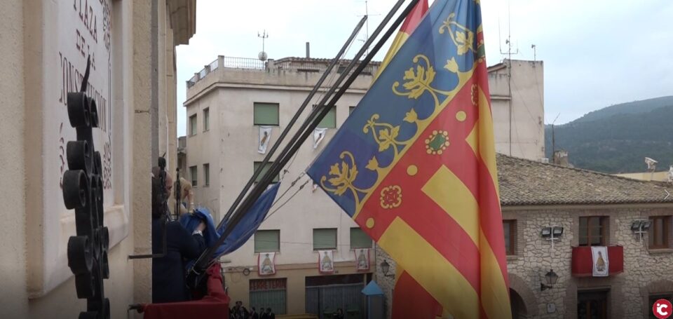Moros i Cristians de Biar. Rés de l´ Angelus i hissades de banderes