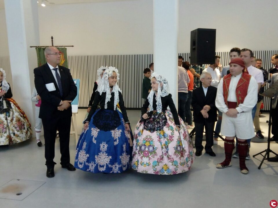 El Hall Séneca acoge la presentación de bocetos de las ocho hogueras de la Associació de Fogueres Especials d´Alacant