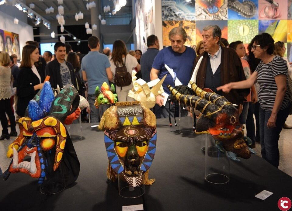 150 jóvenes artistas saltan de la hoja en blanco al infinito