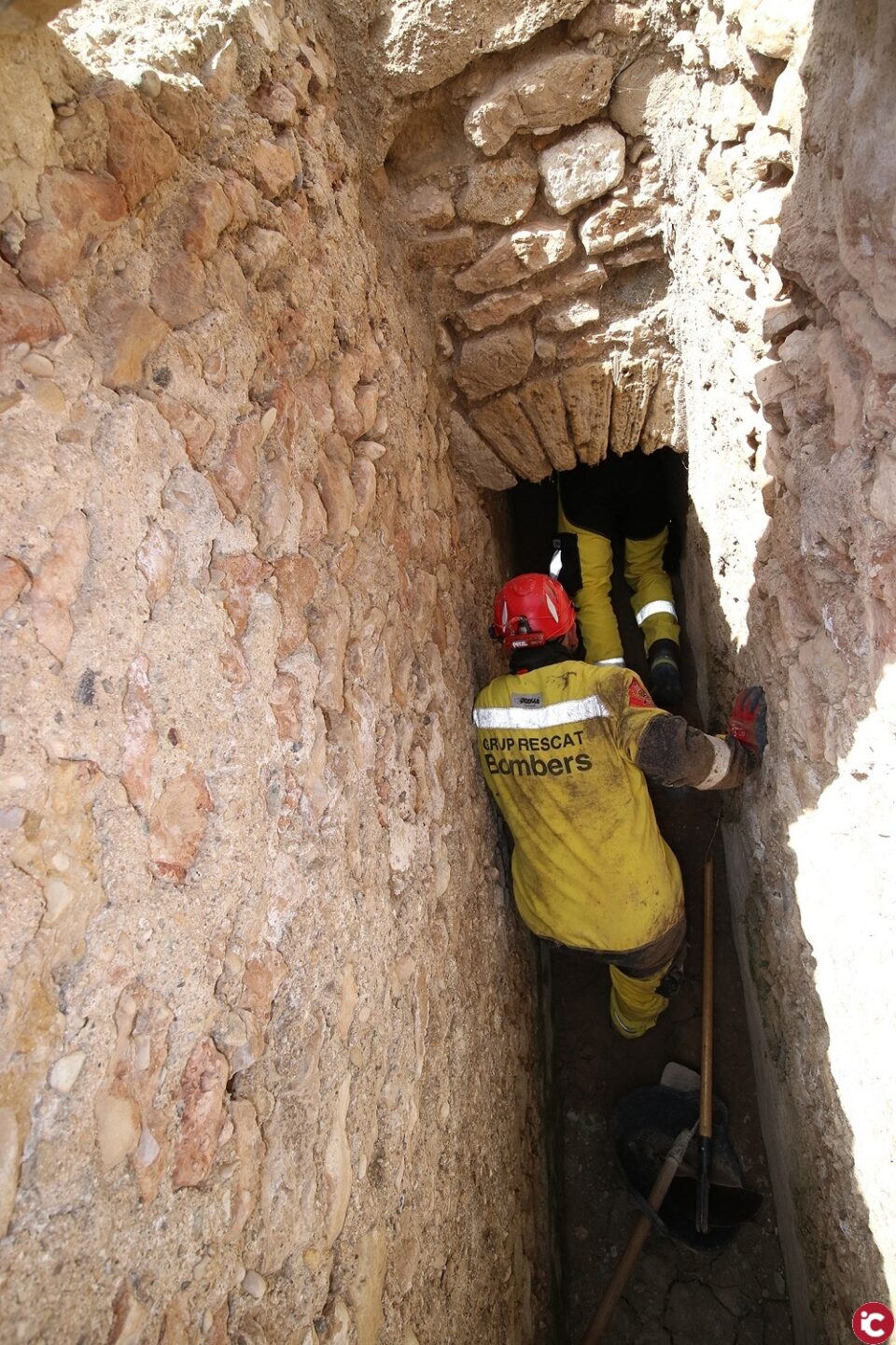 Las excavaciones de Proyecto ASTERO en La Alcudia de la Universidad de Alicante descubren una segunda entrada de las cloacas con la particpación del Consorcio Provincial de Bomberos