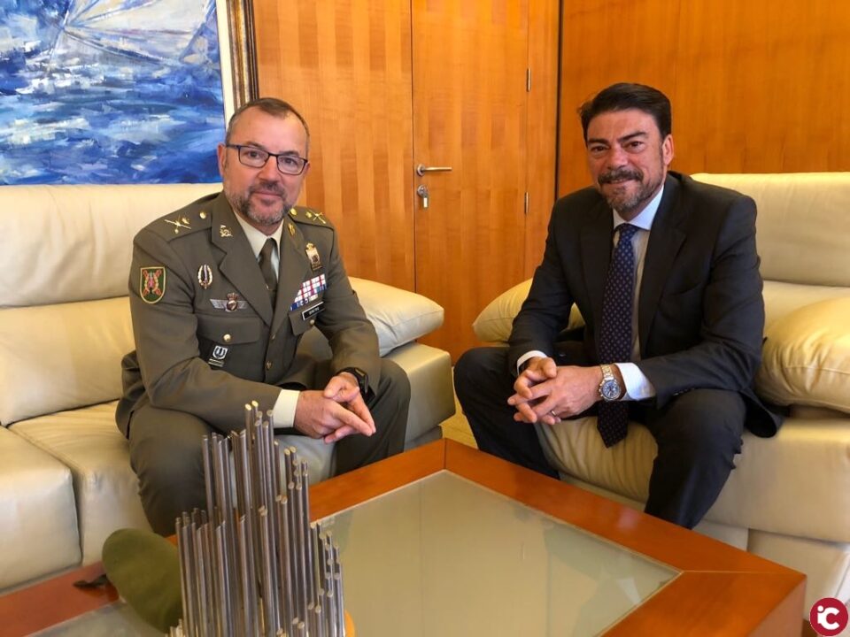 El alcalde de Alicante recibe al jefe del Mando de Operaciones Especiales