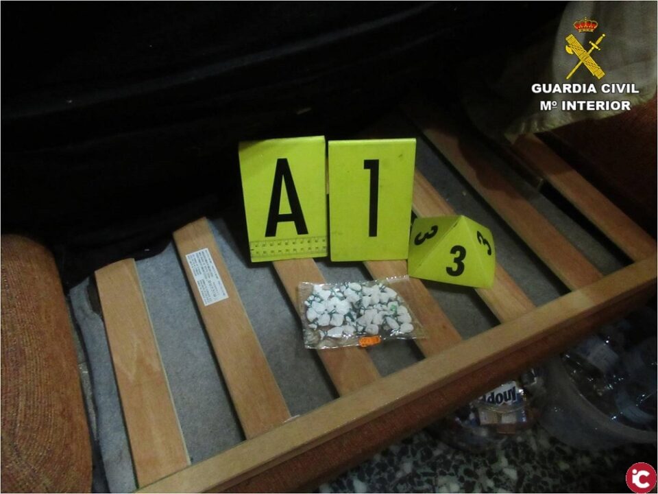 La Guardia Civil detiene en Ibi a dos hombres por vender cocaína en sus lugares de trabajo