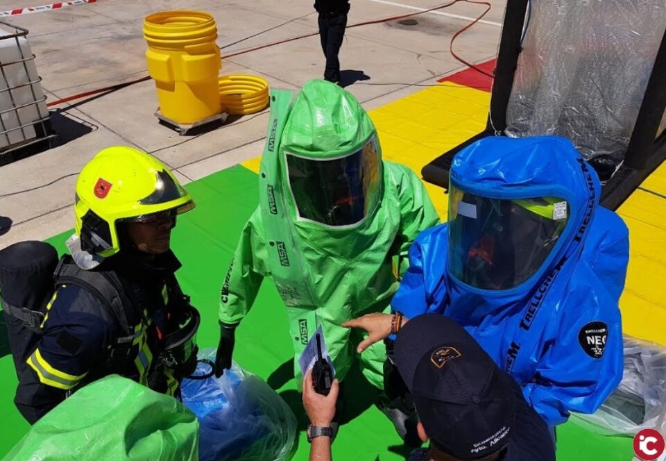 Medio centenar de bomberos del SPEIS y Policías Nacionales de la Unidad TEDAX se forman juntos en una jornada para coordinar el protocolo ante una intervención NRBQ - Nuclear