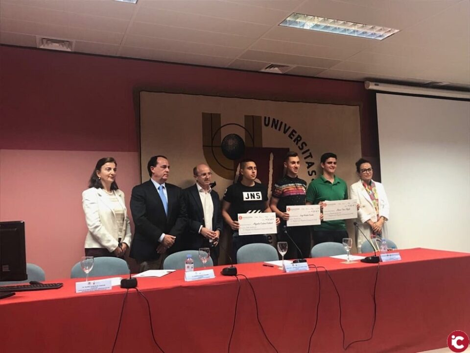 El Colegio de Economistas de Alicante y la UMH entregan los premios de la fase local de la XI Olimpiada de Economía