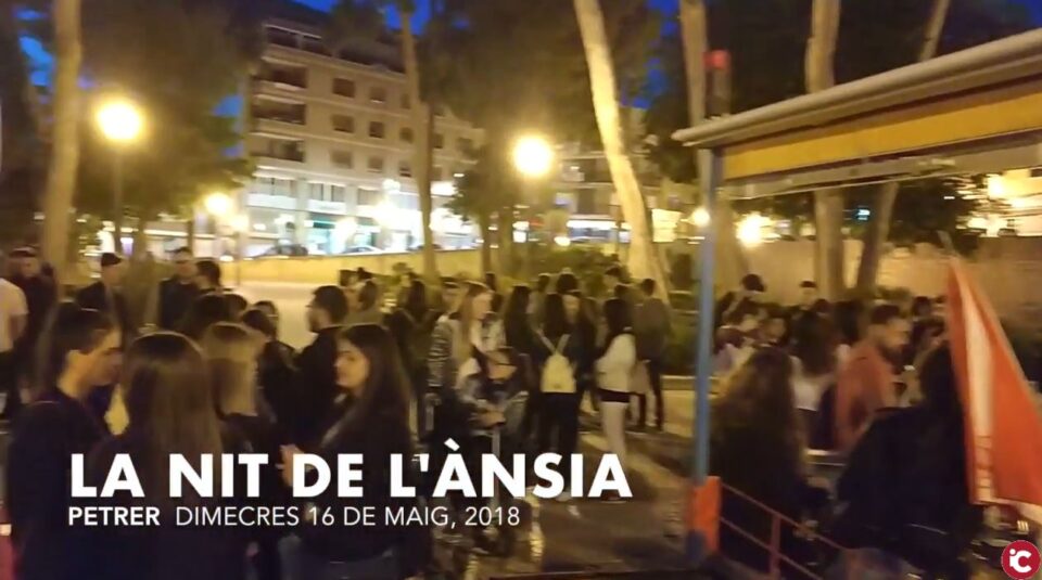Anoche 30 filàs de jóvenes organizaron espontáneamente un desfile-cena itinerante que ha sido bautizado ya como "La nit de l'Ànsia".