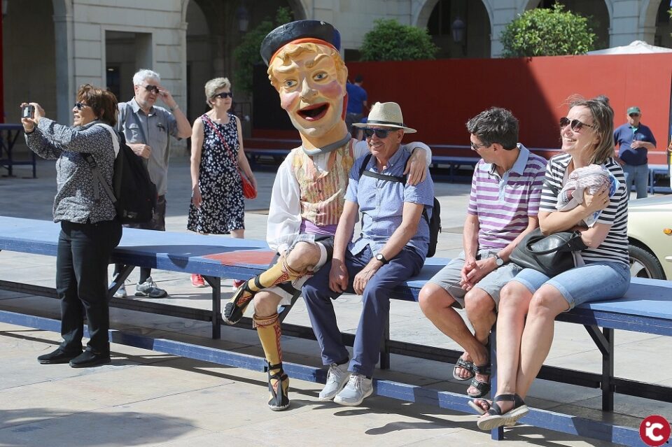 El Ayuntamiento recibe a 6.000 cruceristas en Alicante con un amplio programa de actividades para dar a conocer su cultura