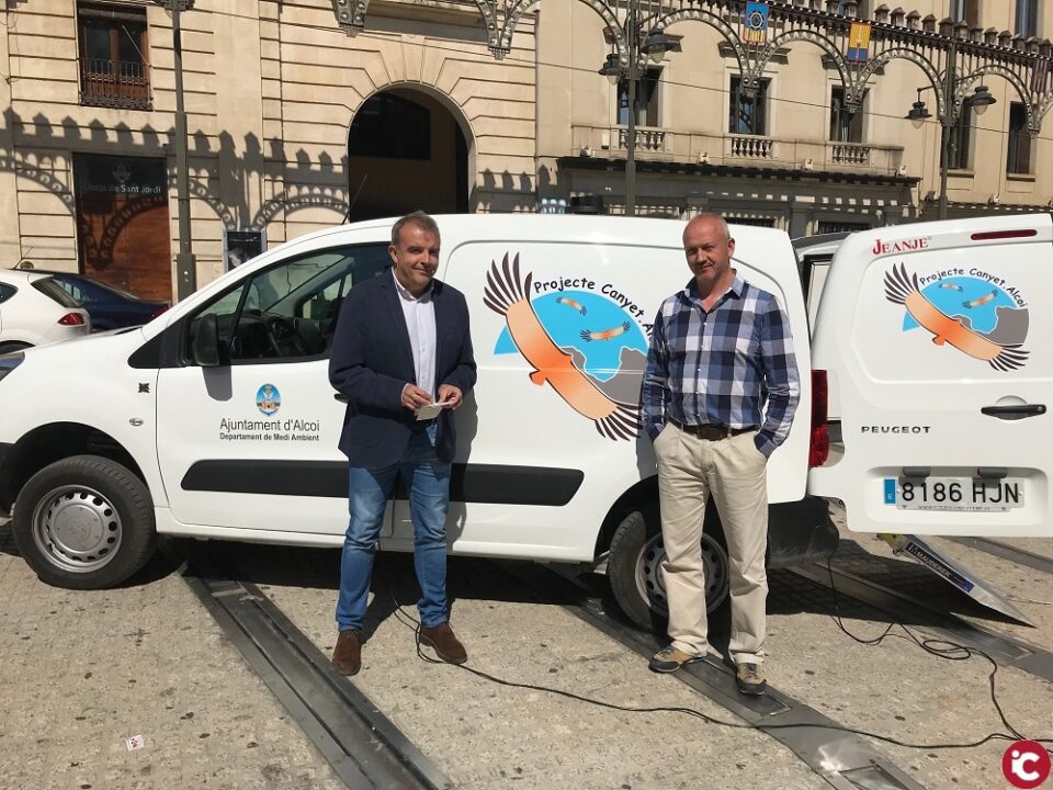 El regidor Jordi Martínez ens mostra l'última adquisició de l'Ajuntament de cara a millorar el projecte Canyet