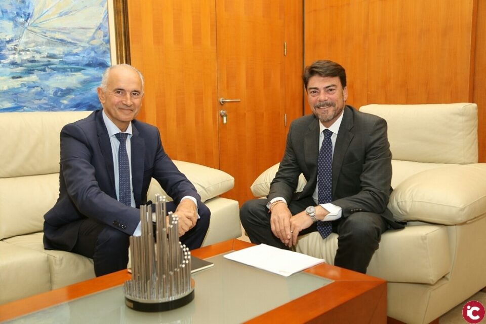 El alcalde de Alicante recibe al subdirector general del Banco Sabadell Jaime Matas en el Ayuntamiento